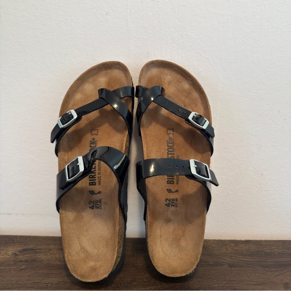 Birkenstock Thong Mayari Birko-Flor Patent in black. 11 (42) LIKE NEW